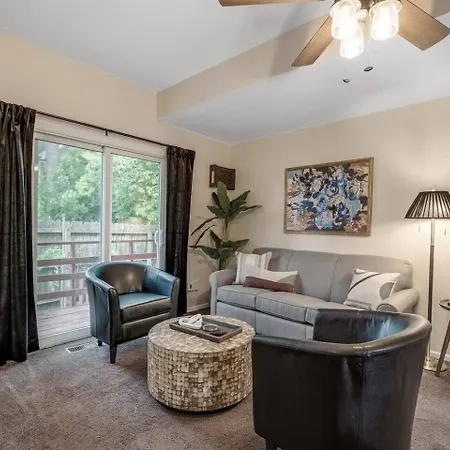 Stylish Sanctuary Near Emu- Ideal For Med Students Apts